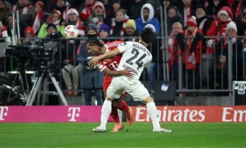 欧冠6冠王惊险保分，拜仁85%控球狂轰24脚，创造52年德甲神迹