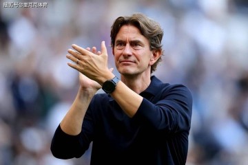 不像是职业教练?热刺排名第14战绩一泻千里,弗兰克被球迷狂喷